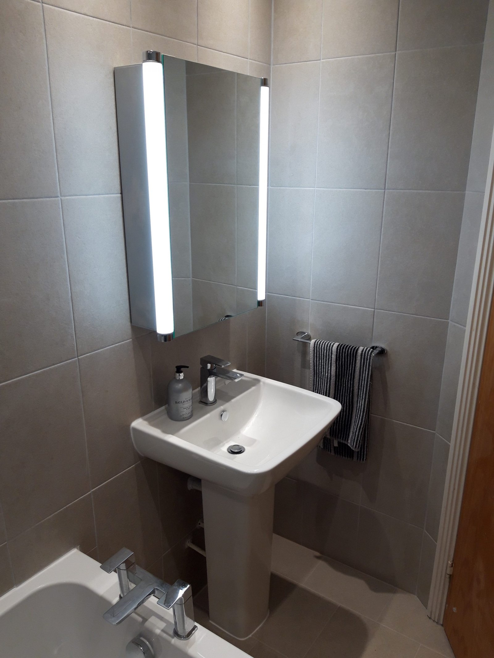 bathroom sink mirror light